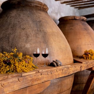 Übernachtung, Frühstück, Besichtigung, Wein- und Käseverkostung. 1