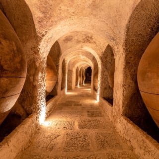 Übernachtung, Frühstück, Besichtigung, Wein- und Käseverkostung. 4