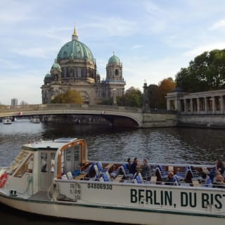 Berlin: 1-hour boat tour + audio guide 1