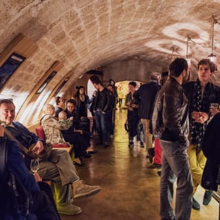 Immersive Besuch in den Weinkellern des Louvre 3