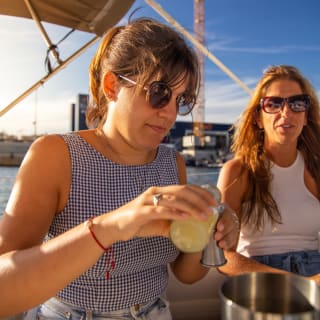 Taller de coctelería y recorrido en barco desde Barcelona 8