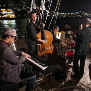 Navegación de Vino y Jazz por el Puerto de Nueva York a bordo del Clipper City 5