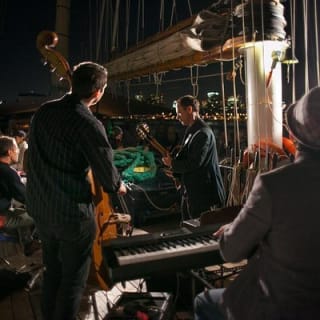 Navegación de Vino y Jazz por el Puerto de Nueva York a bordo del Clipper City 6