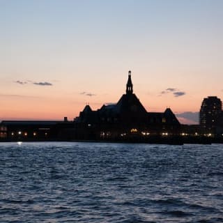 Navegación de Vino y Jazz por el Puerto de Nueva York a bordo del Clipper City 7