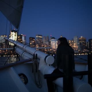 Navegación de Vino y Jazz por el Puerto de Nueva York a bordo del Clipper City 8