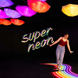 Super Neon: Una Experiencia Inmersiva Para Sentirte Bien 2