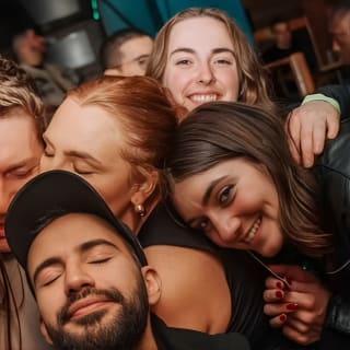 París: City Center Pub Crawl Guiado Con Chupitos & Entrada al Club 9