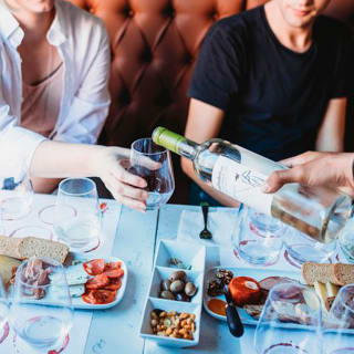 Degustação de vinhos com queijos, charcutaria e snacks 1