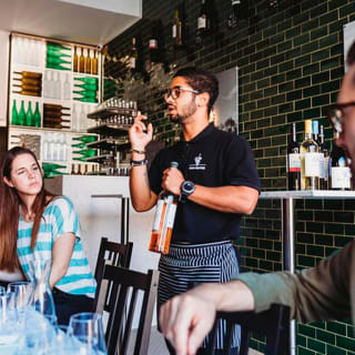 Degustação de vinhos com queijos, charcutaria e snacks 4
