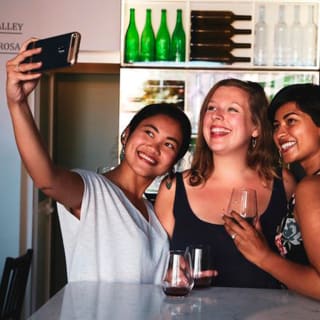 Degustação de vinhos com queijos, charcutaria e snacks 5