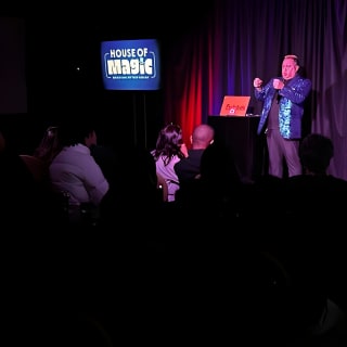 Vegas' #1 Family-Friendly House of Magic Show en Delirious Club 17