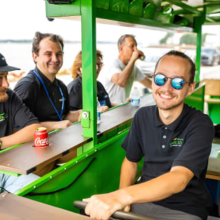 Halifax Pedal Pub Crawl a lo largo del paseo marítimo en un autobús pedalero alimentado por energía solar 1