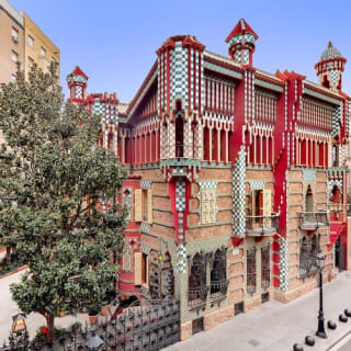Casas de Gaudí y Sagrada Familia: Visita de un día a Barcelona 3