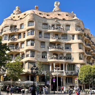Casas de Gaudí y Sagrada Familia: Visita de un día a Barcelona 5