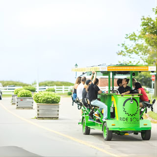 Halifax Pedal Pub Crawl a lo largo del paseo marítimo en un autobús pedalero alimentado por energía solar 2