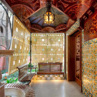Casas de Gaudí y Sagrada Familia: Visita de un día a Barcelona 6