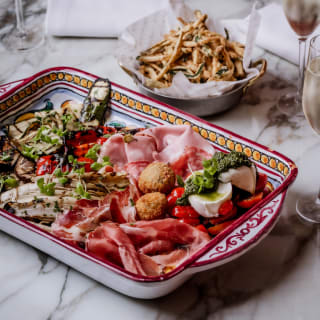 Brunch Exclusivo with Bottomless Drinks and DJ 2