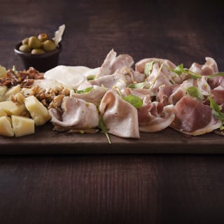 Italienischer Aperitif mit Tavola und Getränken Im Pizzart 2