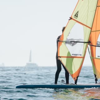 Barcellona: lezione guidata di windsurf 8