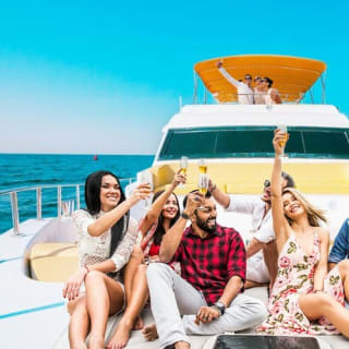 Dubai: 2-Hour Luxury Yacht Tour + Snacks & Drinks 3