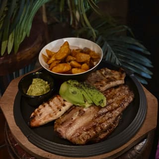 Parrilla mixta con botella de vino para 2 en Understreet Market 3