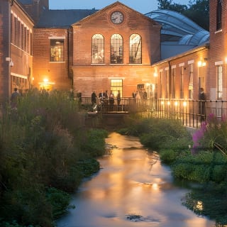Tour della distilleria e biglietto per cocktail Bombay Sapphire 3