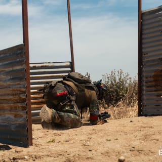 Partida de airsoft en una ciudad en ruinas 3