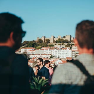 Hambúrguer com bebida e vistas no The Art Inn Rooftop Bar 1