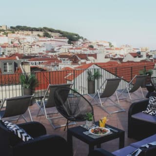 Hambúrguer com bebida e vistas no The Art Inn Rooftop Bar 2