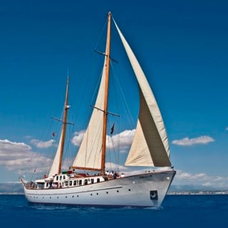 Navega en un velero por la costa, con DJ y aperitivo 1