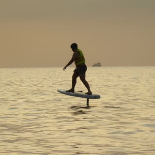 Clase de E-foil: vuela sobre el mar con tablas propulsadas 1