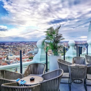 Riu Plaza España: acceso a la terraza 360 rooftop bar con champagne 2