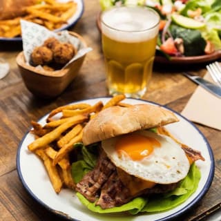 Menú de hamburguesa rústica en Tio Joe's 1