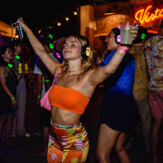 Discoteca silenciosa Sunset Vibes en la playa de Hermosa 2