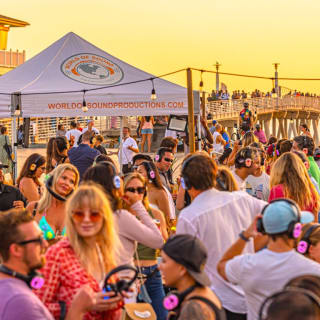 Discoteca silenciosa Sunset Vibes en la playa de Hermosa 3