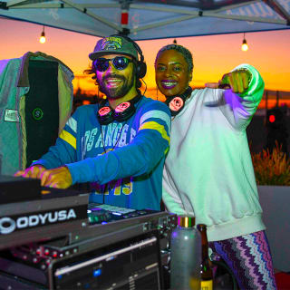Discoteca silenciosa Sunset Vibes en la playa de Hermosa 5