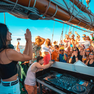 Lisbon Boat Party: Amazing sunset sailing tour 1
