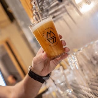 Monólogo + cerveza artesana + ración o hamburguesa en La Caníbal Fábrica 1