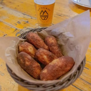 Monólogo + cerveza artesana + ración o hamburguesa en La Caníbal Fábrica 2