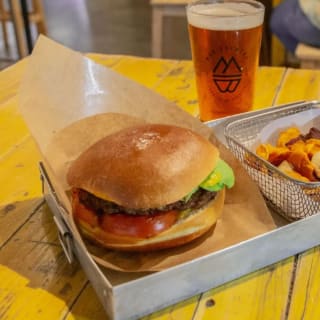 Monólogo + cerveza artesana + ración o hamburguesa en La Caníbal Fábrica 4