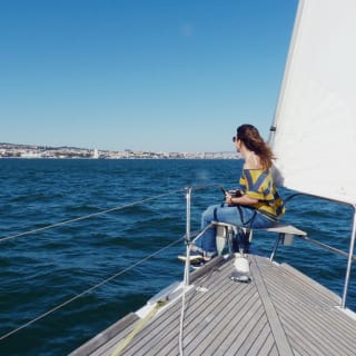 Navega pelo rio Tejo a bordo de um veleiro 2