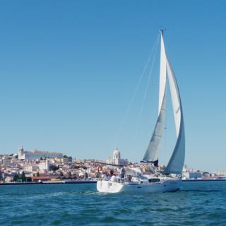 Navega pelo rio Tejo a bordo de um veleiro 1