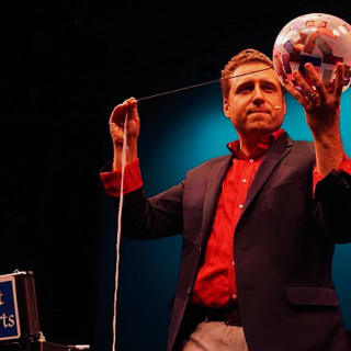 Illusionist Matt Roberts Mixes Comedy & Magic! 2