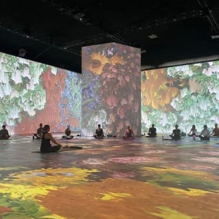 Clase de yoga junto a la obra inmersiva de Van Gogh 1