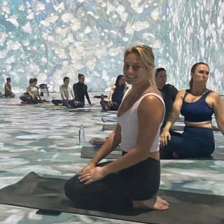 Clase de yoga junto a la obra inmersiva de Van Gogh 2