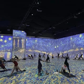 Clase de yoga junto a la obra inmersiva de Van Gogh 3