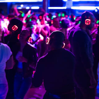 Discoteca silenciosa previa al Día de San Valentín en el Ático 230 FIFTH 1