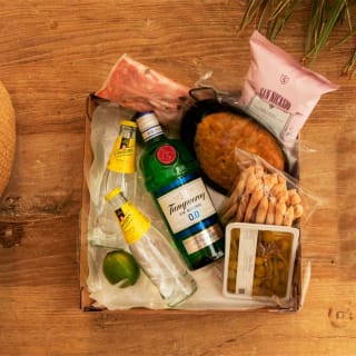 Menú + botella de Tanqueray 0.0 + monólogo 1