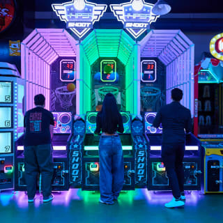 CityPlay: VIP Bowling, Neon Minigolf, Arcade and F1 Simulator! 5
