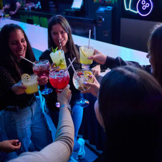CityPlay: VIP Bowling, Neon Minigolf, Arcade and F1 Simulator! 6